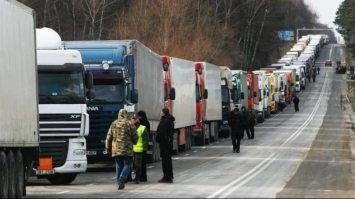 На кордоні стоять майже три тисячі вантажівок