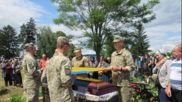 На Кореччині поховали воїна, який віддав життя за Україну