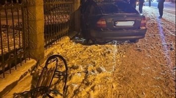 На Львівщині авто вилетіло на тротуар і збило сім'ю з двома дітьми