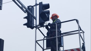 На перехресті біля Рівненського музучилища замінять світлофори