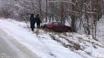 На Рівненщині через негоду автівка злетіла у кювет