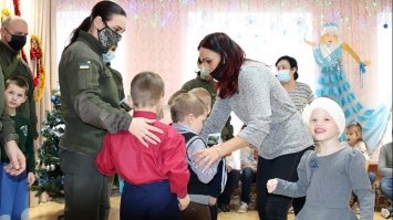 На Рівненщині діти реабілітаційного центру отримали подарунки від військовиків