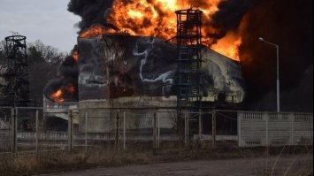 На Рівненщині досі гасять пожежу після ракетного удару по нафтобазі