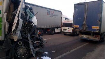 На Рівненщині ДТП: зіткнулись дві вантажівки, є потерпілий