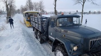 На Рівненщині із снігового полону визволили шкільний автобус з дітьми