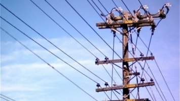 На Рівненщині хлопець «повис» на електропроводі