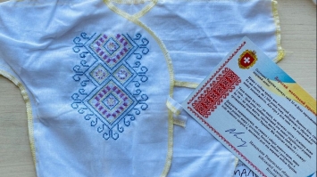 На Рівненщині народженим 23-24 серпня  діткам подарували вишиванки