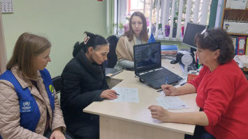 На Рівненщині переселенцям та бездомним допомагають оформити документи