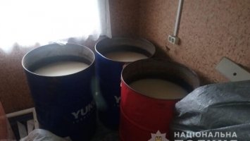 На Рівненщині поліцейські знищили понад тонну закваски та 60 літрів спиртовмісної рідини