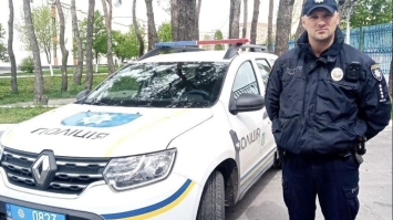 На Рівненщині поліцейський наздогнав маршрутку, в якій жінка забула сумку з документами