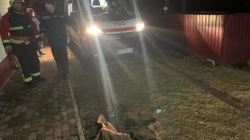 На Рівненщині рятувальники визволили з пастки карету швидкої допомоги