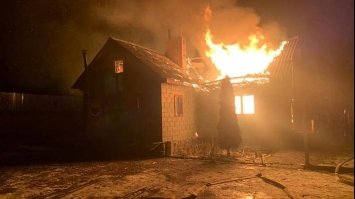 На Рівненщині у приватному господарстві гасили пожежу