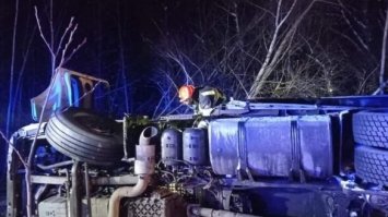 На Рівненщині вантажівка злетіла у кювет та перекинулася на бік (+ФОТО)