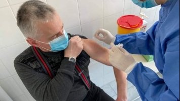 На Рівненщині від коронавірусу розпочали вакцинувати 5 мобільних бригад