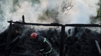 На Рівненщині згоріла господарська будівля та 2 тони сіна