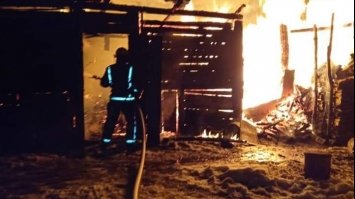 На Рівненщині згоріла господарська будівля