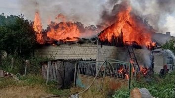 На Сарненщині сталася пожежа у приватному господарстві. Міг бути вибух