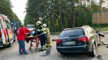 На трасі Городище-Старокостянтинів водій в'їхав у дерево