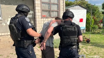  На Вінниччині чоловік загорнувся в російський прапор під час похорону воїна