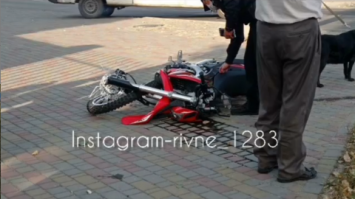 На вулиці Шухевича мотоцикліст потрапив в аварію (ВІДЕО)
