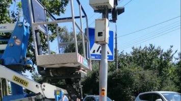 На вулицях Рівного ремонтували мережі освітлення та мили світлофори