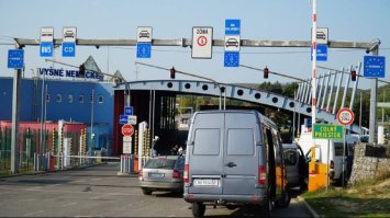 На Закарпатті водій покинув автобус з пасажирами та втік до Словаччини