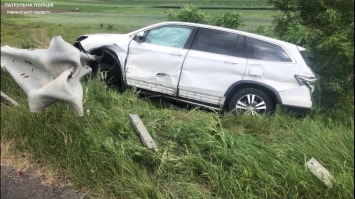 Наїхав на відбійник та злетів у кювет