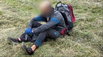 Намагався відібрати зброю у прикордонника