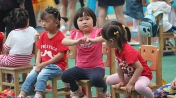 Народжуваність у Китаї впала до рекордно низького рівня