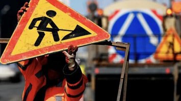 Навпроти пошти у Рівному замінять пошкоджену опору