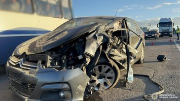 Не дотрималась дистанції: пошкоджені авто і лікарняне ліжко