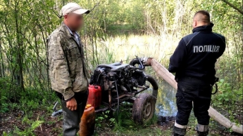 Не встиг втекти: поліцейські застали старателя під час видобутку бурштину