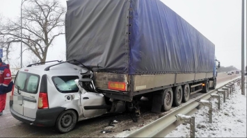 Неподалік Рівного зіткнулися легковик та вантажівка, є загиблі 