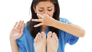 Неприємно пахнуть ноги: як позбутися цього
