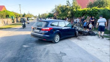 Невдалий маневр розвороту: до лікарні потрапили двоє неповнолітніх