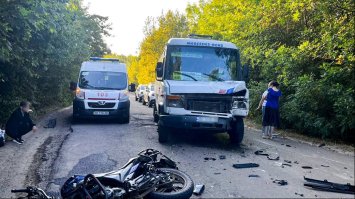 Об’їжджав яму: маршрутка збила мотоцикліста
