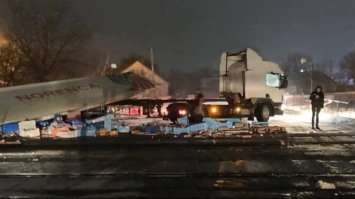 Пасажирський потяг зіткнувся з вантажівкою: машиніст у лікарні, водій – не постраждав