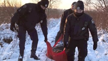 Патрульні врятували чоловіка, який замерзав у хащах на снігу
