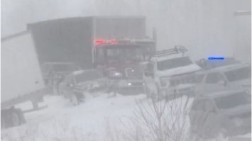 Під час хуртовини зіткнулися майже 100 авто