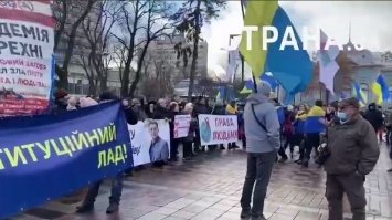 Під Радою у Києві розпочався мітинг противників вакцинації та карантину