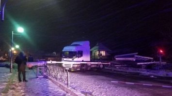 Під Рівним зіткнулися пасажирський потяг та вантажівка: є постраждалий