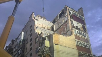 Під завалами багатоповерхівки у Хмельницькому знайшли тіла двох осіб