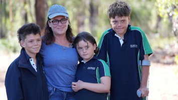 Підліток чотири години плив через бурхливе море, щоб урятувати матір, брата і сестру