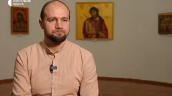  Пише ікони та допомагає побратимам