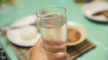 Пити воду під час їжі — здорова звичка чи серйозна помилка?