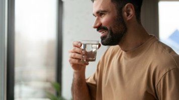 Пити воду варто вранці перед чищенням зубів. І ось чому