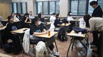 Південнокорейські студенти подали до суду на викладача