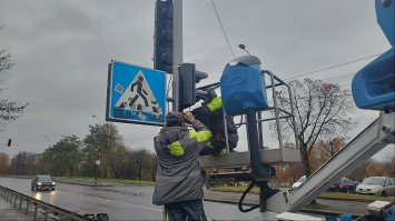 По Рівному продовжують встановлювати смарагдові світлофори