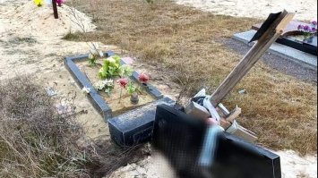 Поліцейські розшукують вандалів, які поглумилися над могилами на Сарненщині
