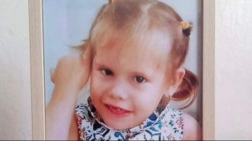 Померла трирічна дівчинка: мати звинувачує сімейного лікаря